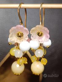orecchini giada gialla,onice bianco,acciaio,fiori