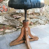Antico sgabello per pianoforte regolabile in legno