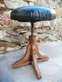 Antico sgabello per pianoforte regolabile in legno