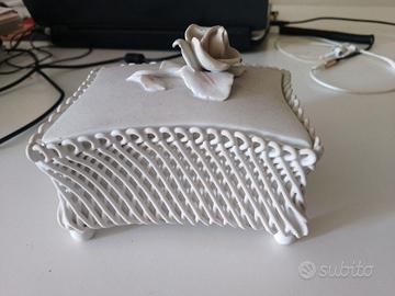 scatola centrotavola in ceramica bianca