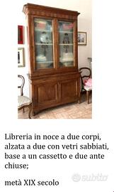 Libreria antica in noce