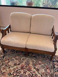 Divano in legno massello e coppia di sedie