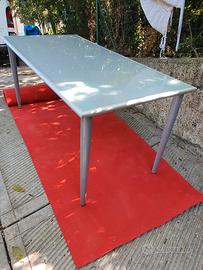 Tavolo in acciaio e vetro opaco