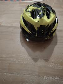 casco pattinaggio e protezioni