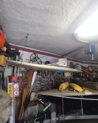 tavola da surf modificata con sedile e pagaia