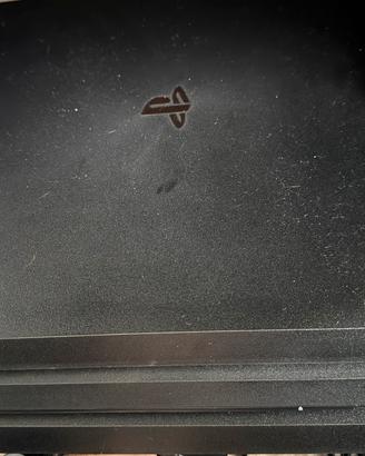 PS4 Pro 2019 con controller e cavi incorporati