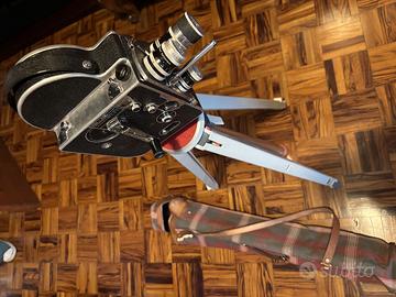 Cinepresa con proiettore e cavalletto