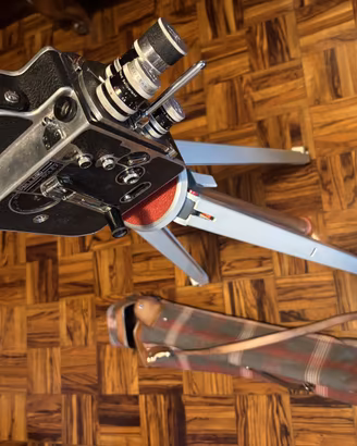 Cinepresa con proiettore e cavalletto