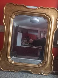 specchio con cornice dorata 