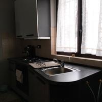 Cucina con 3 pensili e armadio frigo