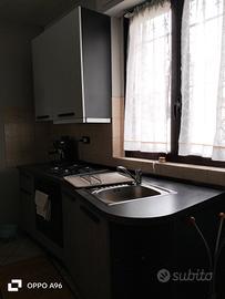 Cucina con 3 pensili e armadio frigo