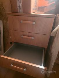 Scrivania moderna in legno chiaro con cassettiera