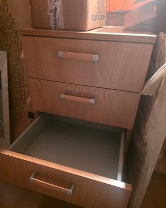 Scrivania moderna in legno chiaro con cassettiera