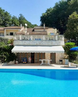 Villa di 670 m² con più di 5 locali e box auto dop