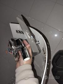 Applique moderna curva con inserti in cristallo