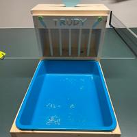 Lettiera con fienile in legno azzurra