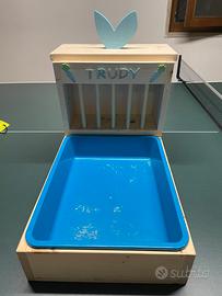 Lettiera con fienile in legno azzurra