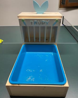 Lettiera con fienile in legno azzurra