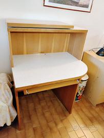 Scrivania in legno massello con ripiani movibili