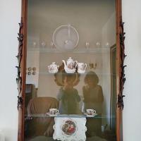 Antica anta per vetrina a muro