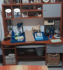 scrivania con libreria e sedia con ruote