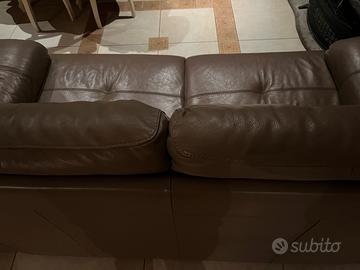 Divano  in pelle  grigio