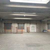 Capannone con 19 baie carico e scarico