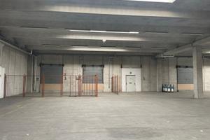 Capannone con 19 baie carico e scarico