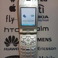 Vari telefoni cellulari vintage da collezione