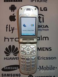 Vari telefoni cellulari vintage da collezione