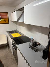 Cucina completa con tutti elettrodomestici