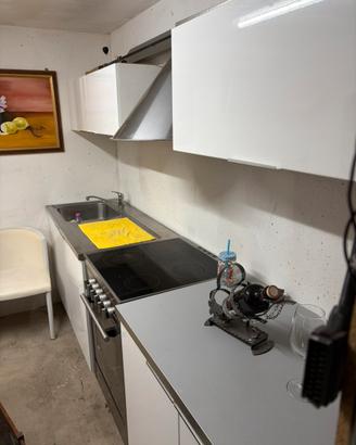 Cucina completa con tutti elettrodomestici