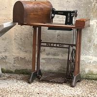 Macchina da cucire Necchi d’epoca