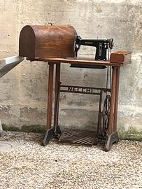 Macchina da cucire Necchi d’epoca
