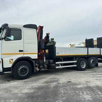 Volvo FH12 420 gru e pianale con rampe