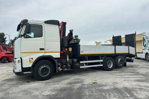 Volvo FH12 420 gru e pianale con rampe