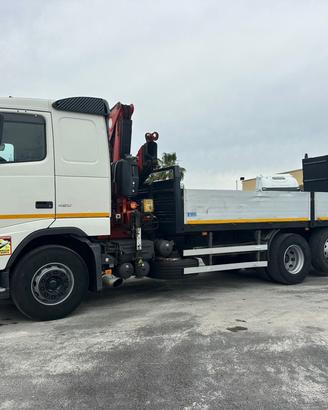 Volvo FH12 420 gru e pianale con rampe