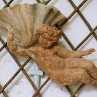 putto in terracotta con conchiglia