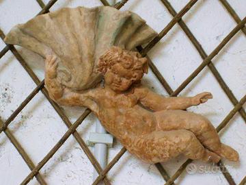 putto in terracotta con conchiglia
