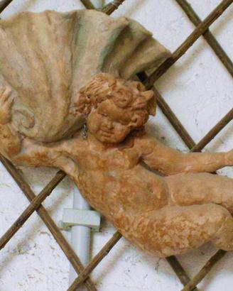putto in terracotta con conchiglia