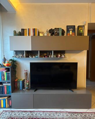 Parete TV attrezzata