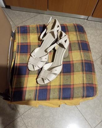 Sandali con tallone 