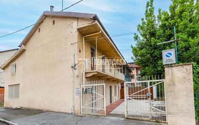 AMPIO QUADRILOCALE CON CORTILE IN SOL. BIFAMILIARE