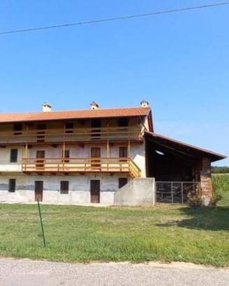 Rustico / Casale di 751 m² con più di 5 locali a O