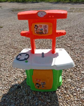 Cucina giocattolo e dondolo per bambini