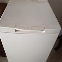 Lavatrice carica alto Indesit.