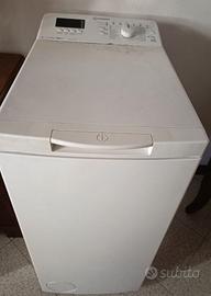 Lavatrice carica alto Indesit.
