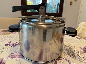 Pentola a pressione in acciaio inox.