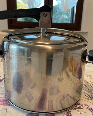 Pentola a pressione in acciaio inox.