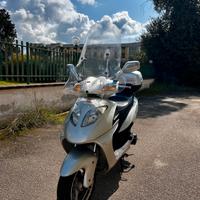 Scooter Dado Motors 150 con motore Yamaha.